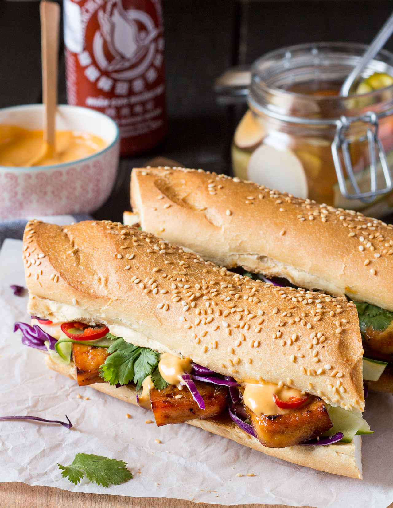Bánh mì z tofu i wegańskim majonezem Sriracha Lazy Cat Kitchen